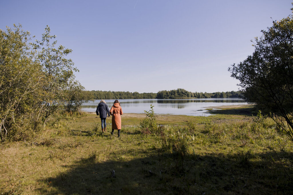 Wandelaars op Landgoed Ennemaborg bij water