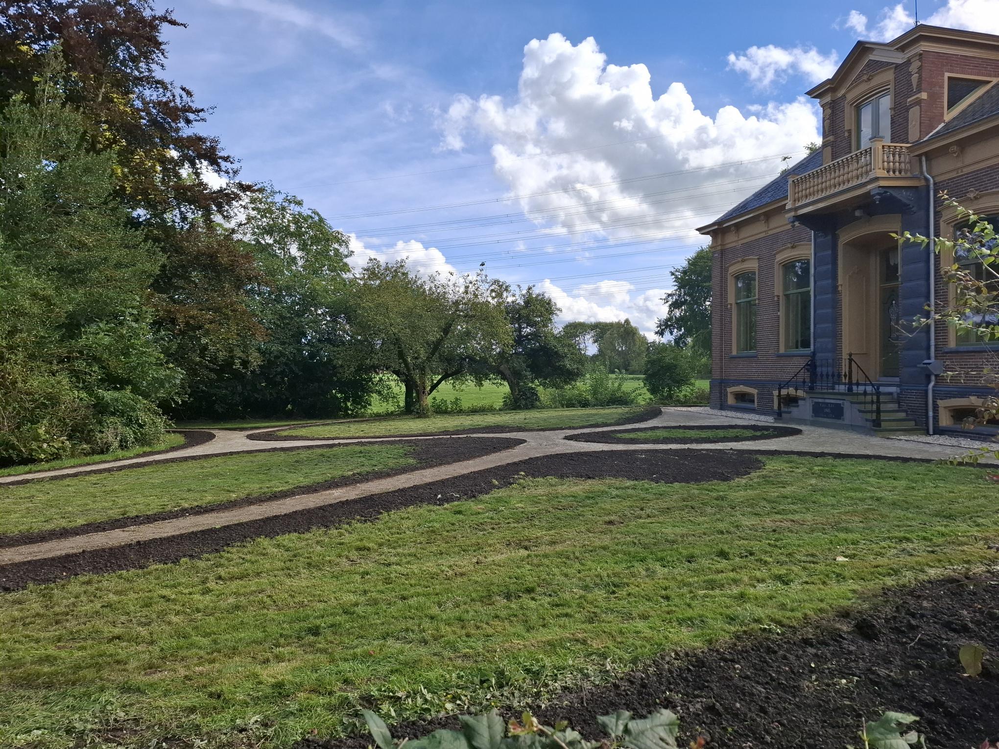 Voorzijde boerenerf Occo Reintiesheerd met Groninger Slingertuin