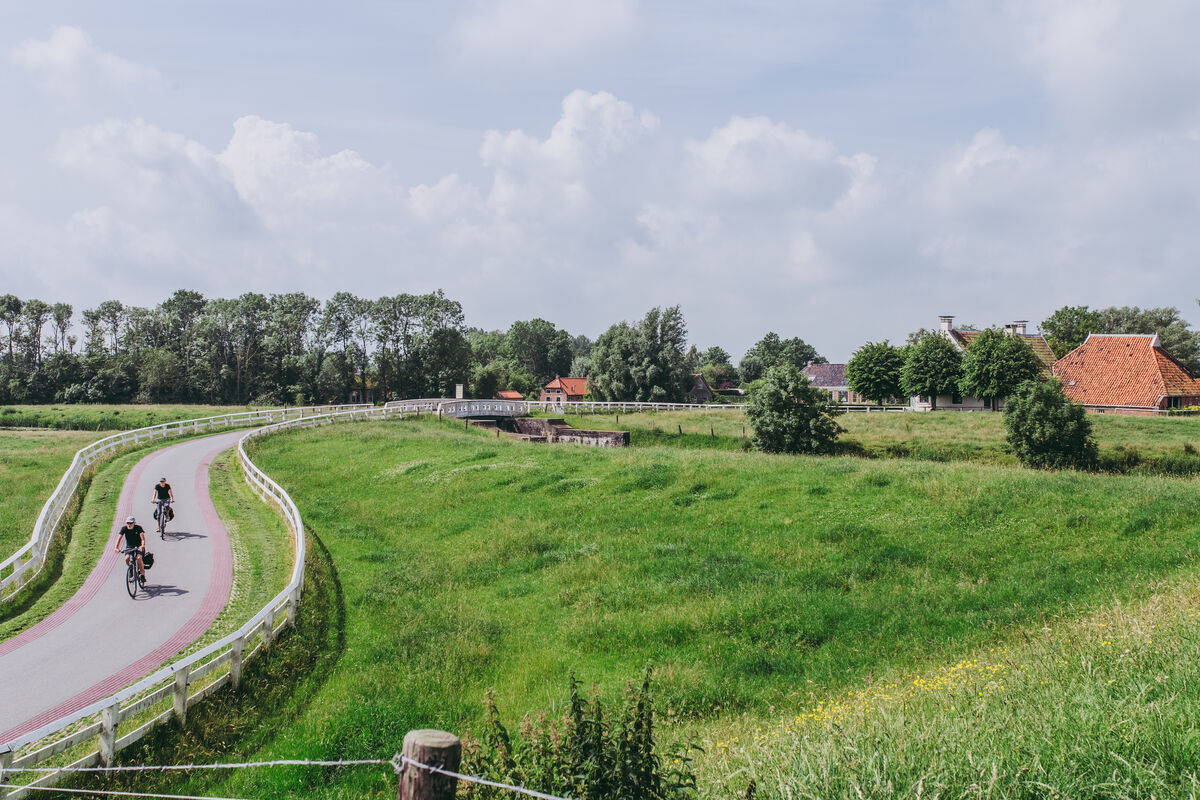slingerweg met twee fietsers door landelijk gebied