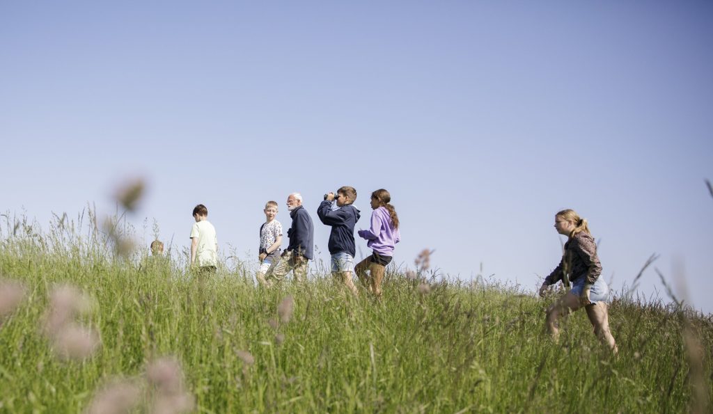 groep kinderen op excursie met gids