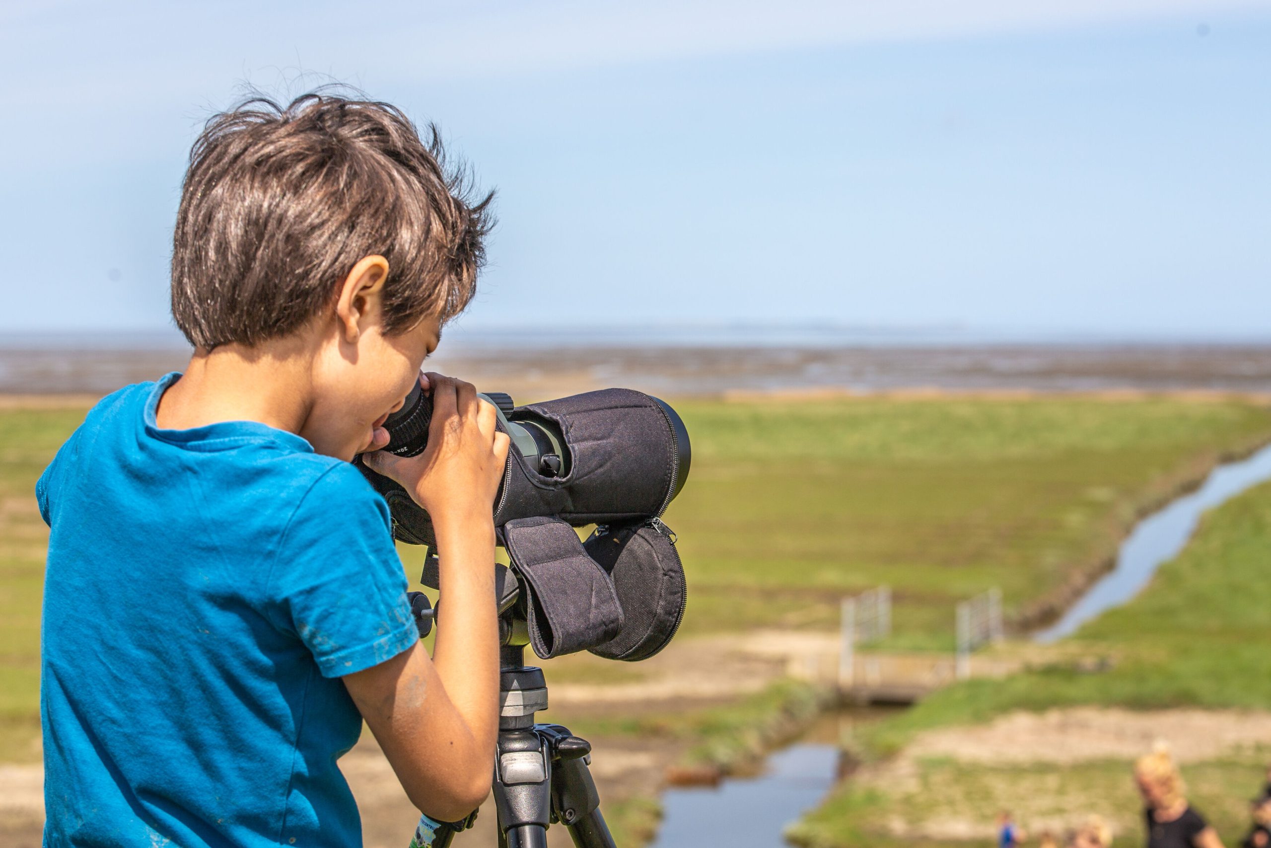 kind kijkt door telescoop