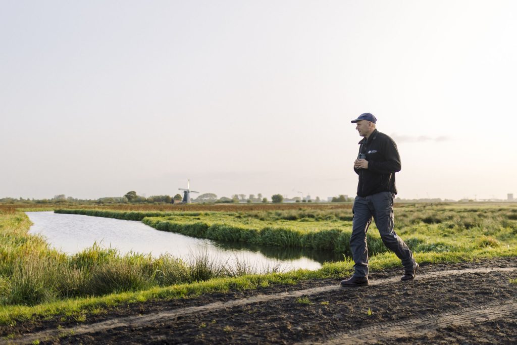 Natuurbeheerder wandelt door natuurgebied Hunzedal