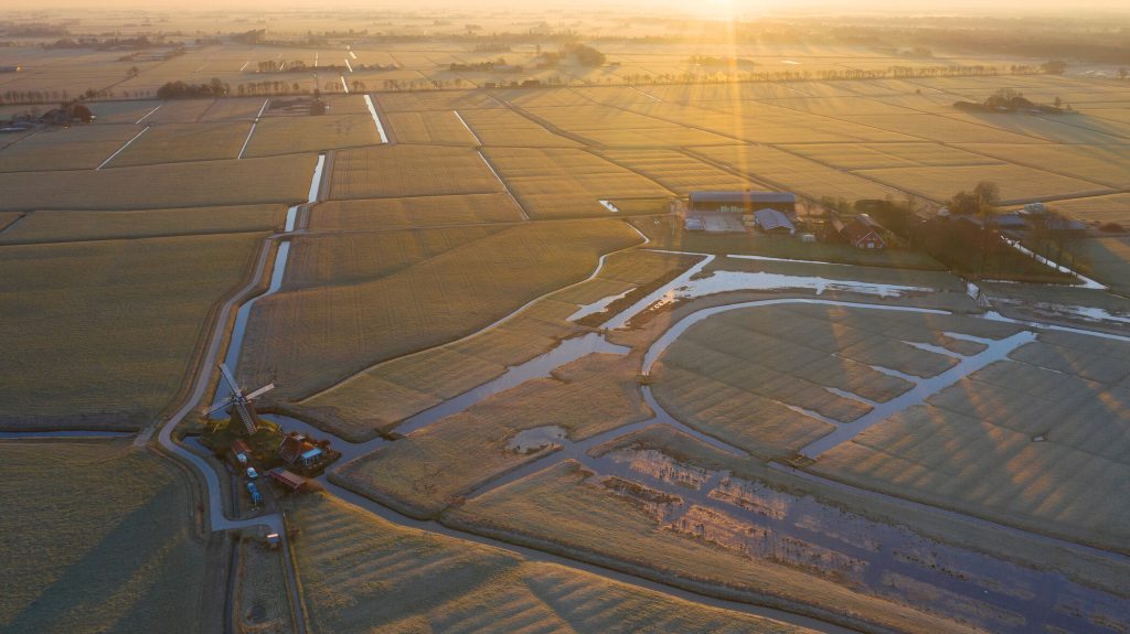 Luchtfoto van weidevogelgebied Koningslaagte nabij Bedum