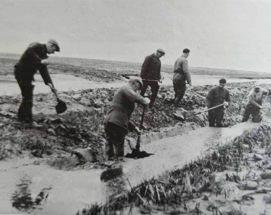 archiefbeeld mannen met scheppen